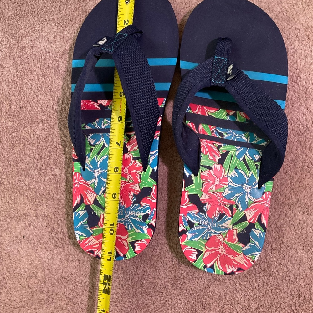 Vineyard Vines Navy Flip Flops with Whale Logo men’s size 10/11.